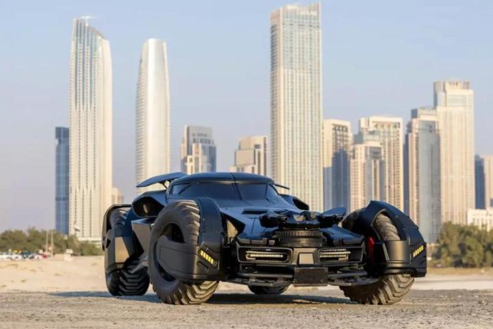 Из спортивного Mercedes-Benz получился отличный автомобиль для Бэтмена