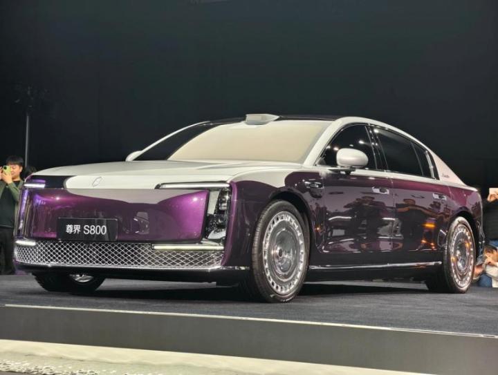 В Китае стартовали продажи элитного седана: главный конкурент Maybach оказался намного дешевле, чем…