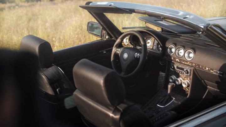 Под капотом рестомода находится 5,4-литровый V8 от современного W203 Mercedes-Benz C55 AMG. В…