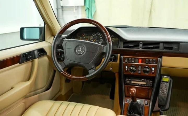Mercedes W124, даже в простых комплектациях, удивляет материалами. Конечно, кожаный салон…