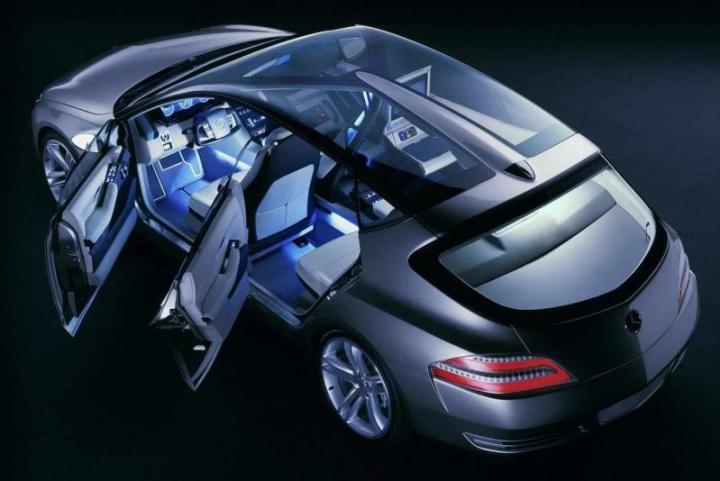 Внутри F500 Mind выделялся салоном без средних стоек, вместо которых стеклянную крышу удерживали…