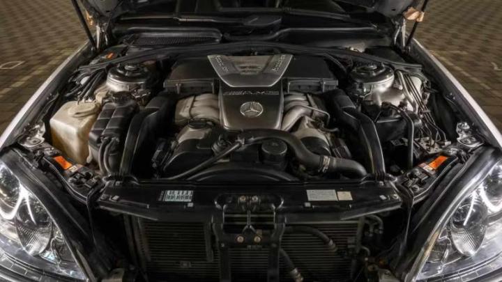 Уникальной особенностью этого седана стало наличие под его капотом мотора V12 увеличенного объема…