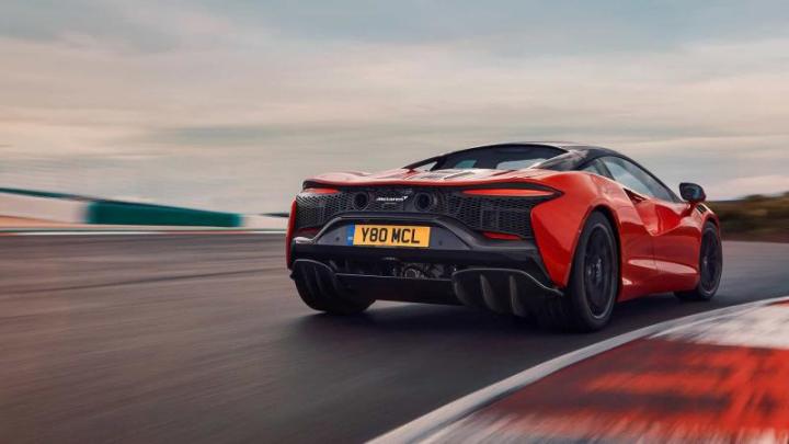 Один McLaren развернуло в середине поворота: десятки машин попали под отзыв