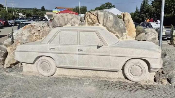 Памятник Mercedes-Benz W115 в хорватском городе Имотски