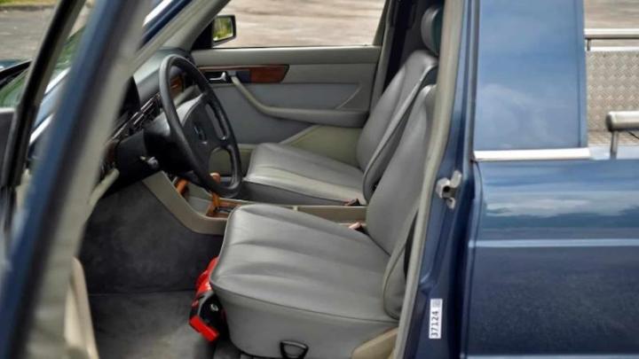 Интерьер уникального пикапа Mercedes, выставленного на торги