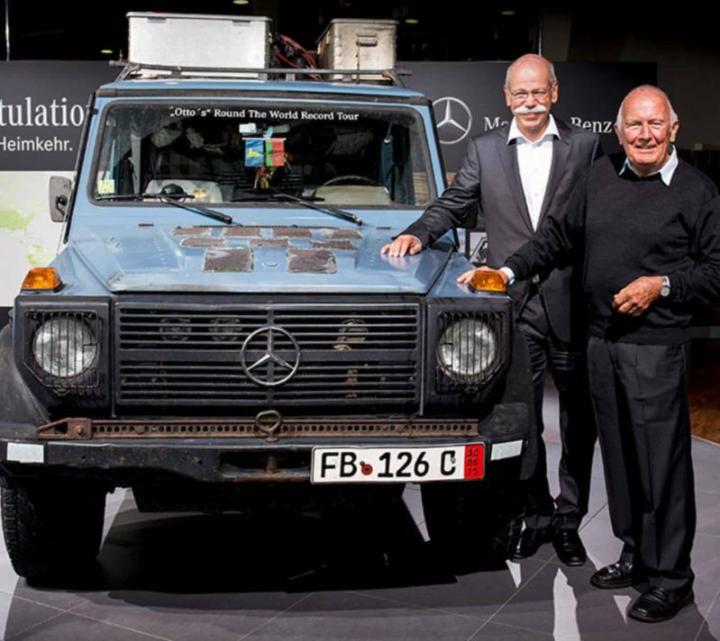 Гюнтер Хольторф и Дитер Цетше рядом с Mercedes-Benz G-Class, проехавшим почти 1 миллион км