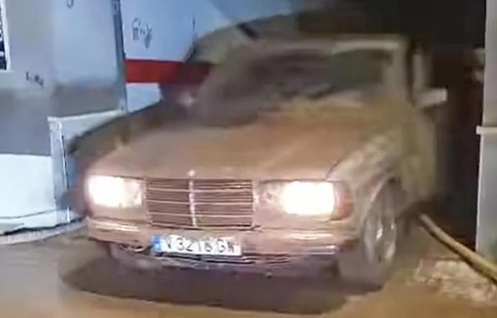 Самый прочный автомобиль на Земле? Старый Mercedes W123 утонул во время наводнения в Испании, но…