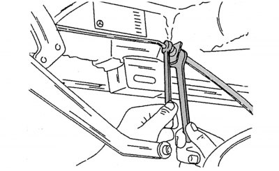 Малюнок 226. Від'єднання гнучкого гальмівного шлангу від трубопроводу гальмівної системи