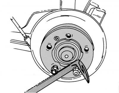Малюнок 286. Фіксація передньої маточини при відвертанні гальмівного диска