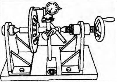 Рис. 4.3. Проверка биения ведомого диска сцепления.