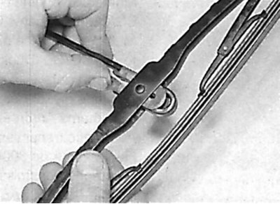 Если щетки стеклоочистителя повреждены или изношены, их необходимо заменить. Периодическая замена…