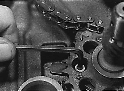 Отвинчивание болта крепления фиксатора промежуточного вала