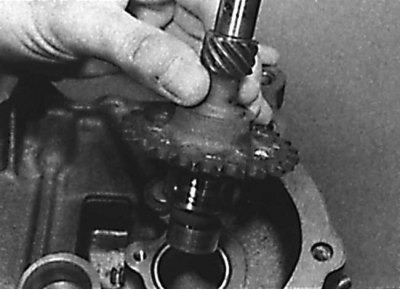 Извлечение промежуточного вала из блока цилиндров двигателя