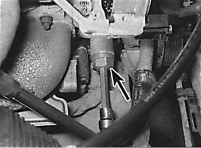 Csavarja ki a hajtólánc-feszítő mechanizmus dugóját