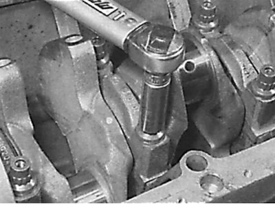Tightening the main bearing cap mounting bolt to the required torque
