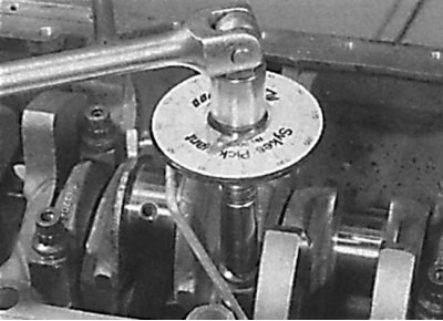 Tightening the main bearing cap mounting bolt by turning it to a certain angle