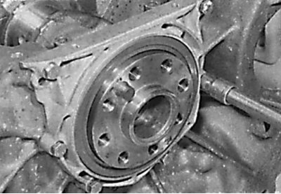 Tightening the rear crankshaft cover bolts on 6-cylinder DOHC engines