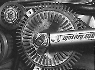 Tightening the central bolt securing the radiator fan clutch