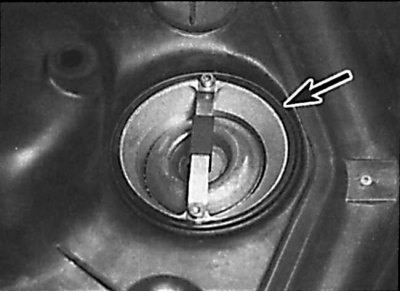Location of rubber seal between air cleaner housing and fuel line
