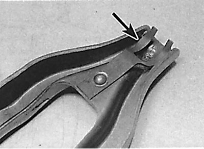 Installing the clutch release lever