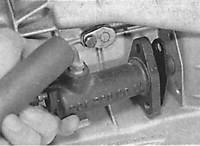 Removal the slave cylinder from the clutch housing
