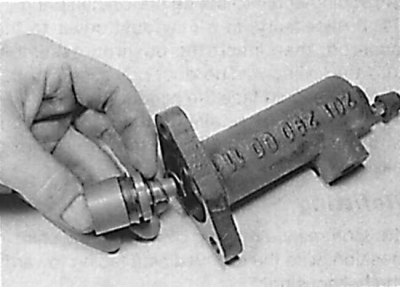 Removal the piston from the clutch slave cylinder