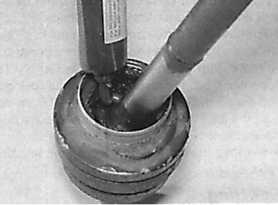 Filling the constant velocity joint with grease