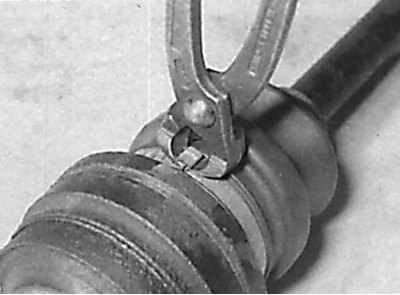 Final tightening of the CV joint protective boot clamp
