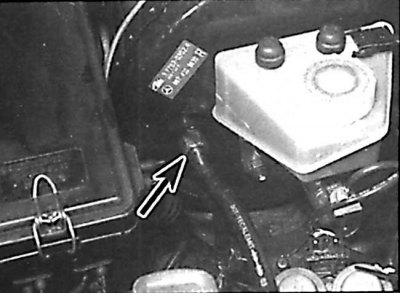 Location of the connecting nut for fastening the vacuum hose to the brake booster