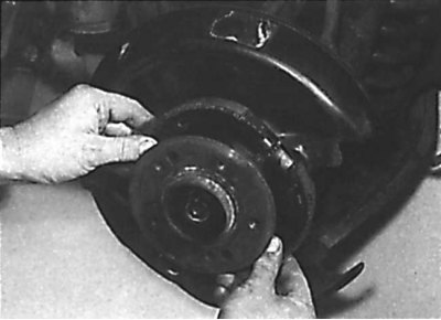 A fékbetét szerelvény eltávolítása a hátsó rögzítőfék mechanizmusról