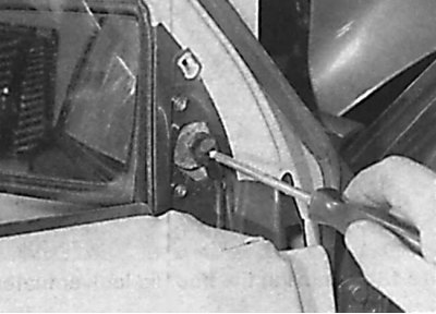 Csavarja ki a tükör elektromos csatlakozóját rögzítő csavart
