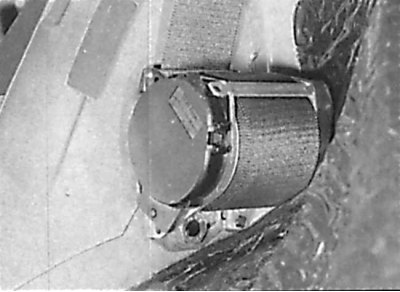 Rear seat belt inertia drum location