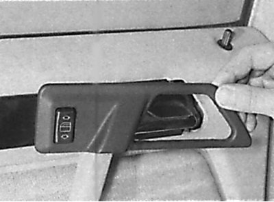 Removal the decorative trim of the inner door opening handle