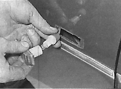 Removal the socket with the bulb from the side turn signal repeater