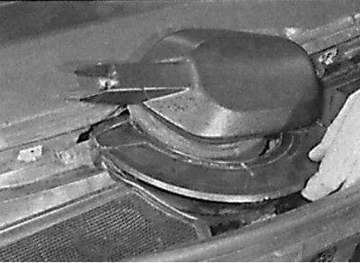 Disconnecting the semi-circular cover located at the base of the windshield wiper gearbox