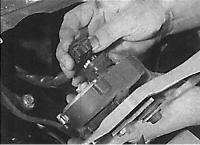 Disconnecting the electrical connector from the windshield wiper unit