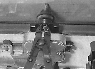 Removal the cap retainer from the rear wiper shaft