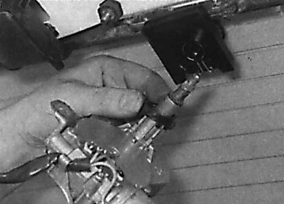 Removal the windshield wiper from the rear door together with the gasket