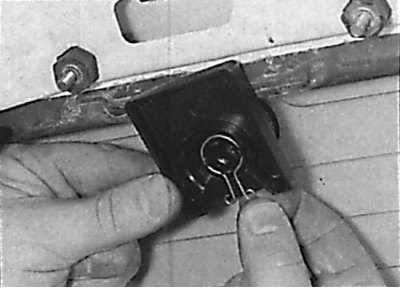Releasing the mounting bracket and removing the rear wiper interior trim
