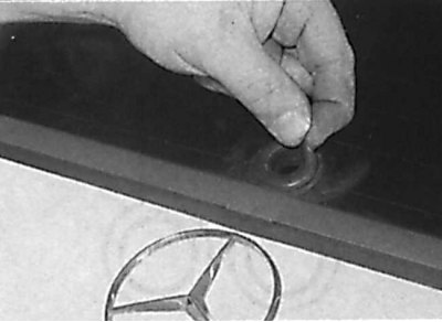 Removal the rubber sealing ring from the rear door glass