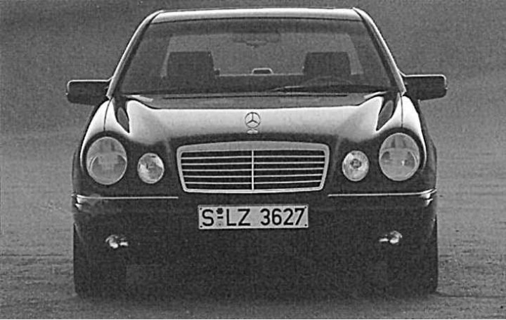 Мал. 1.1. Новыя мадэлі маюць нетрадыцыйную для Mercedes знешнасць — чатыры круглыя фары
