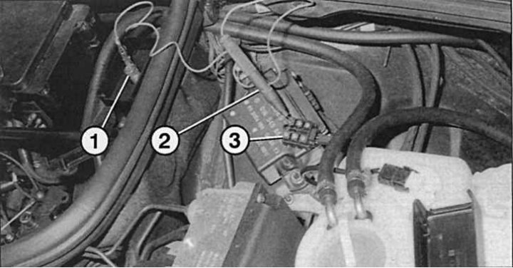 Fig. 4.95. Detecting a faulty spark plug: 1 - «mass»; 2 – control lamp terminal; 3 – socket in the…