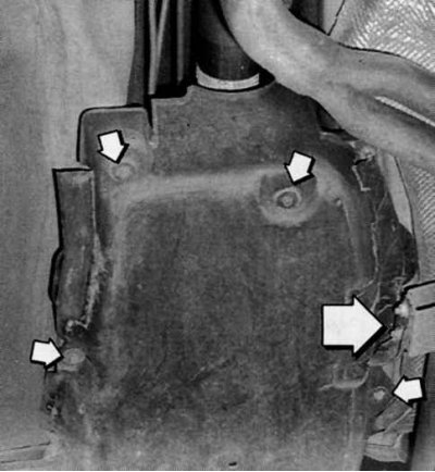 Fig. 4.102. Fastening the crankcase (big arrow) and gearbox housing (small arrows)