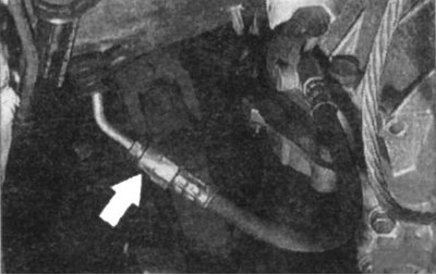 Мал. 5.14. Від'єднання трубопроводу від робочого циліндра зчеплення