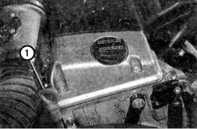 Fig. 5.24. Checking the oil level: 1 – oil level indicator