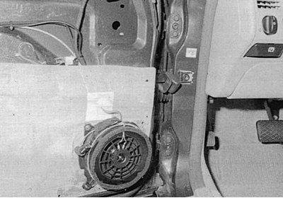 Fig. 10.16. Position of the speaker in the front door. After removing the door trim, dismantling…