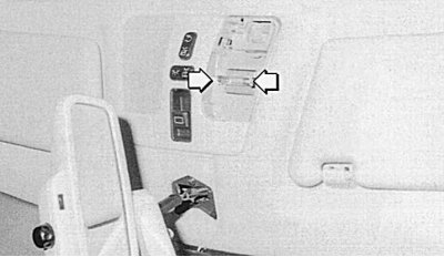 Рис. 10.17. После снятия рассеивателя можно заменить софитную лампу (стрелки)