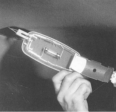 Рис. 10.19. Замена лампы в заднем потолочном светильнике