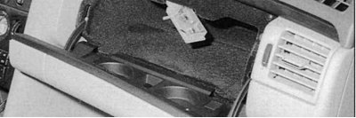 Fig. 10.21. Replacing the lamp in the glove compartment