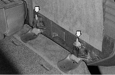 Fig. 10.29. On the T-model (station wagon), the rear seat cushion must be removed from the hinges…